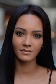 Tristin Mays dans le rôle de Isabel