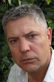 Mark Little dans le rôle de John King