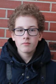 Zachary LeBaron dans le rôle de Theodore