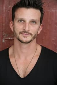 Aaron Behr dans le rôle de Cohort #1
