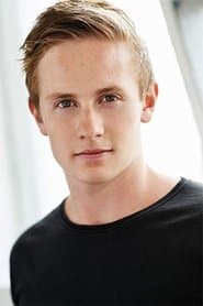 Lee Cormie في دور Trav