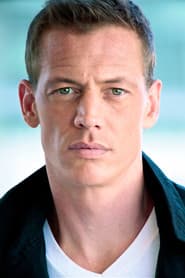 Ryan Locke في دور Amos Cadbury
