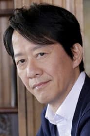 川原和久 dans le rôle de Detective Adachi
