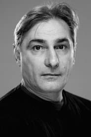 Hristo Garbov as многодетния / капитана / просяк с плъх / човек с ябълка