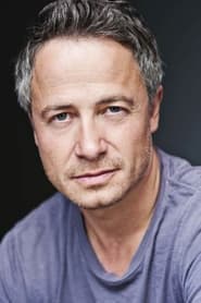 Oliver Milburn في دور Toby