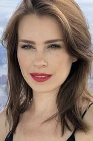 Anna-Maria Sieklucka dans le rôle de Evie Kawalska