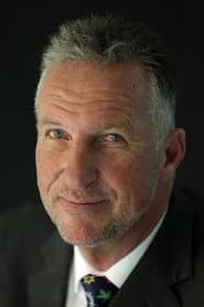 Ian Botham dans le rôle de Self