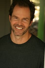 Derek Long dans le rôle de Cooper