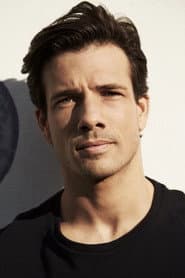 Danny Mac في دور Darren