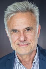 Victor Bevine dans le rôle de Coach
