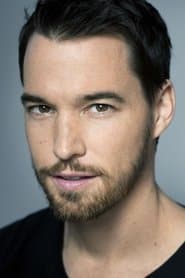 John Lyke في دور Blogger Greg