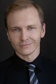 Chris Hackney في دور Announcer (voice)