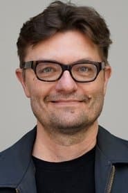 James Urbaniak dans le rôle de Fisher