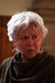 Leticia Fernández as María