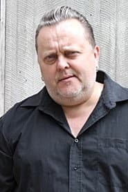 Hannu Kiviaho dans le rôle de Parking Attendant