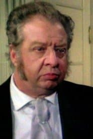 Raoul Delfosse as The boss of the motel