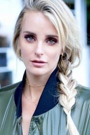 Katie Nehra dans le rôle de Sophie