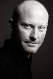 Drew Tingwell dans le rôle de Mr. Baslington
