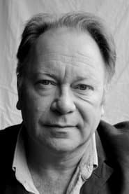 Owen Roe dans le rôle de Mr. Henderson