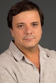 Thelmo Fernandes as Seu Osvaldo