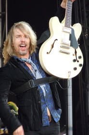 Tommy Shaw dans le rôle de Self (Vocals / Guitar)
