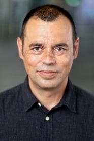 Emil Marwa في دور Graham