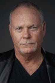 Antoni Corone dans le rôle de Customs Officer Thomas McNally