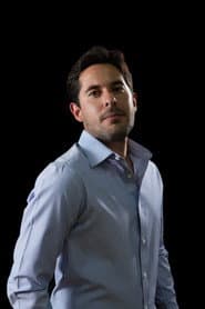 José Raúl Callejas dans le rôle de Policía / Cantante / Pasajero