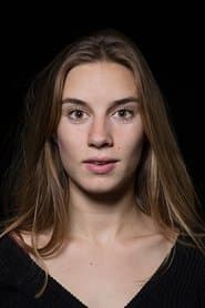 Maya Unger dans le rôle de Pauline