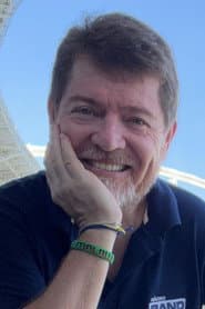 Evaldo José dans le rôle de Narrator