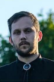 Josh Munday في دور Musicien/Bassiste