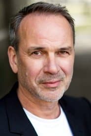 John-Christian Bateman dans le rôle de Husband