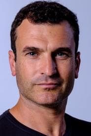 Paul du Toit dans le rôle de Gallagher