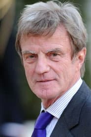 Bernard Kouchner dans le rôle de Self : Ancien ministre
