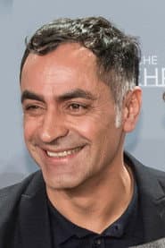 Züli Aladag في دور Murat / Journalist