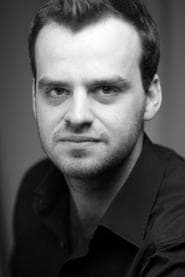 Joshua Higgott dans le rôle de Restaurant Manager