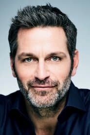 Peter Hermann dans le rôle de Father