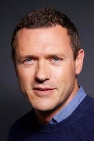 Jason O'Mara dans le rôle de Bruce Wayne / Batman (voice)