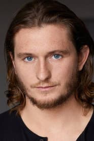 Kyle Thomas Schmidt dans le rôle de Karl