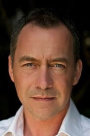Dominic Mafham dans le rôle de Dr. Malcolm Betruger