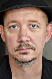 Tom Wood dans le rôle de Newman