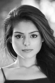 Mandi Sidhu dans le rôle de Receptionist 2