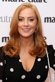 Sarah-Jane Mee dans le rôle de News Presenter
