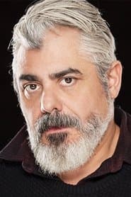 Darrell D'Silva dans le rôle de The Rev