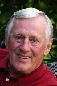 Len Cariou في دور Secretary of Defense Charles White