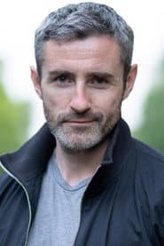 Michael Keogh dans le rôle de Mr Lowry