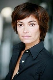 Esther Sironneau في دور La vendeuse