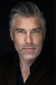 Anson Mount dans le rôle de Richard Cartigan