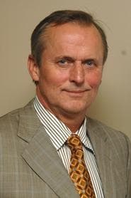 John Grisham في دور Commissioner