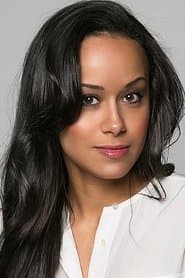 Kara Flowers dans le rôle de Communications Officer